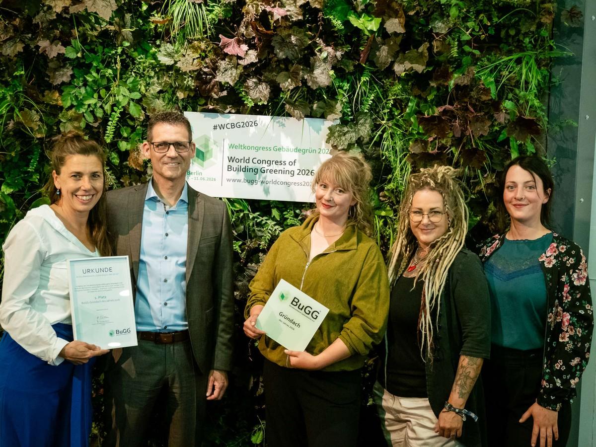 Preisverleihung beim Weltkongress Gebäudegrün für das Gründach der Kita in Großenhain (v. l.): Landschaftsarchitektin Claudia Blaurock, BuGG-Präsident Dr. Gunter Mann sowie Marie Kempe, Wenke Fritzsch und Anna Kempe vom Team der Heidel Dachbegrünung GmbH. | Foto: BuGG Preisverleihung beim Weltkongress Gebäudegrün für das Gründach der Kita in Großenhain (v. l.): Landschaftsarchitektin Claudia Blaurock, BuGG-Präsident Dr. Gunter Mann sowie Marie Kempe, Wenke Fritzsch und Anna Kempe vom Team der Heidel Dachbegrünung GmbH. | Foto: BuGG