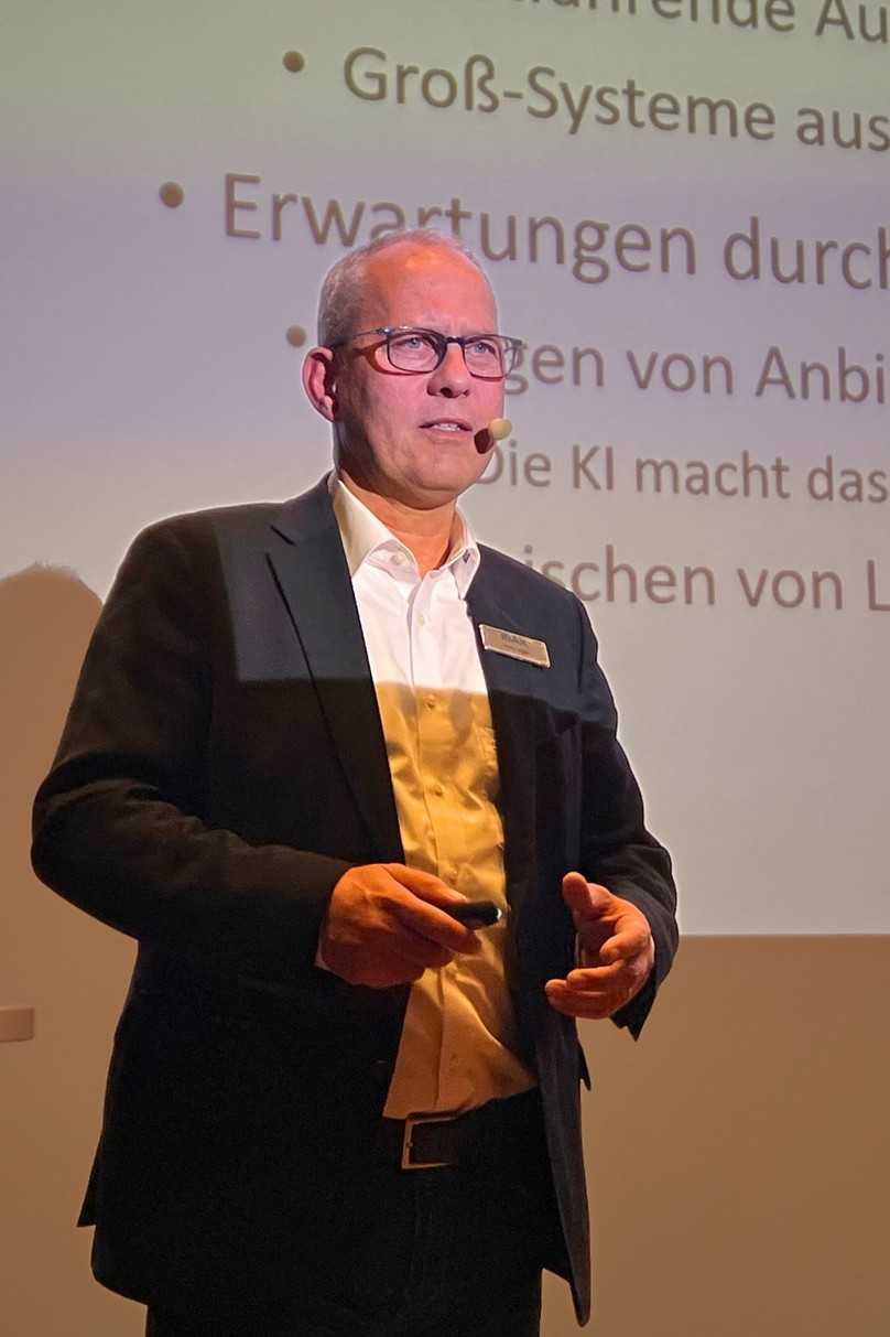 „Ohne gutes Wissen, keine gute KI“, machte Arno Jugel deutlich. „Denn KI-Modelle speichern keine Daten, sondern Wissen.“ | Foto: IBAK „Ohne gutes Wissen, keine gute KI“, machte Arno Jugel deutlich. „Denn KI-Modelle speichern keine Daten, sondern Wissen.“ | Foto: IBAK