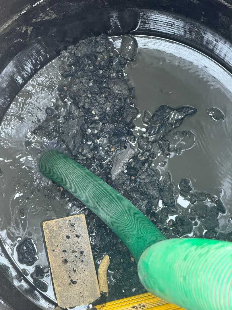 Abgestrahlter Beton im Schacht – Reste werden abgesaugt | Foto: Jetting