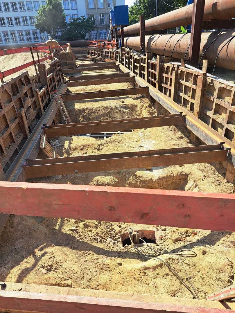 Voraushub und Einbau der Gurtung für den Rohrgraben am Editharing | Foto: Echterhoff