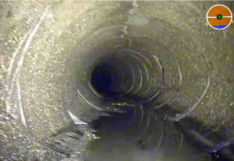 Die alten Betonrohe aus dem Jahr 1938 waren stark deformiert, nicht begehbar und wiesen erhebliche Schäden wie eindringendes Bodenmaterial auf. | Foto: Sanierungstechnik Dommel