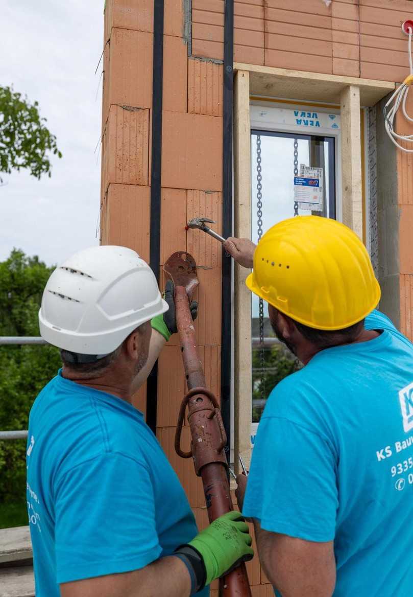 Die Bauweise mittels Ziegel-Fertigteilen inklusive kompletter Fensterzarge verkürzt die Rohbauzeit um mehrere Monate. Auch der Personaleinsatz auf der Baustelle kann deutlich reduziert werden. | Foto: Leipfinger-Bader GmbH