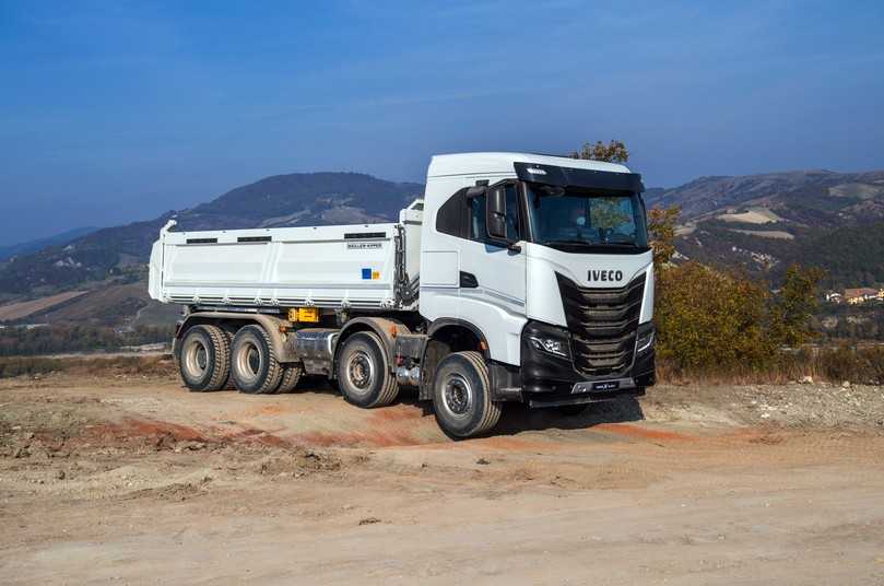 Als Straßenkipper bewegt sich der Iveco X-Way 8x4 auch sicher durch unwegsames Terrain. | Foto: Iveco Als Straßenkipper bewegt sich der Iveco X-Way 8x4 auch sicher durch unwegsames Terrain. | Foto: Iveco