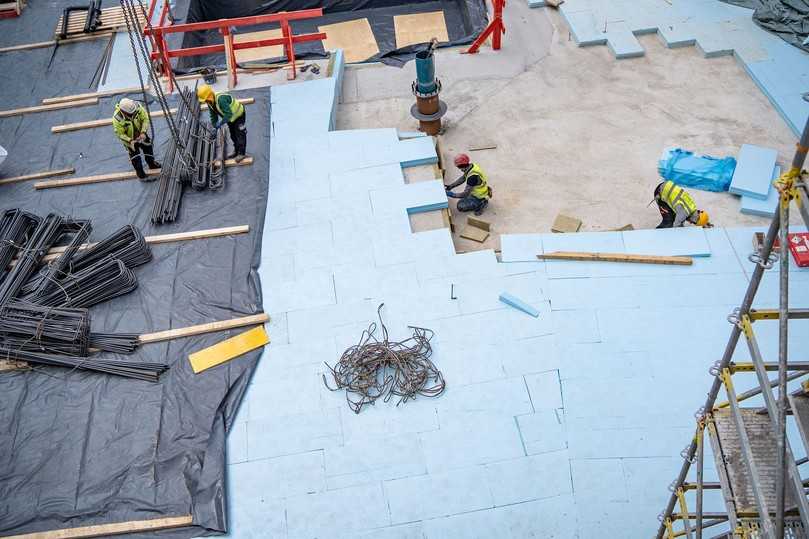 Schnelle Verlegung: Mit den XPS-Dämmplatten von Ravago schafft das Baustellenteam 300 Quadratmeter an einem Tag. | Foto: Ravago