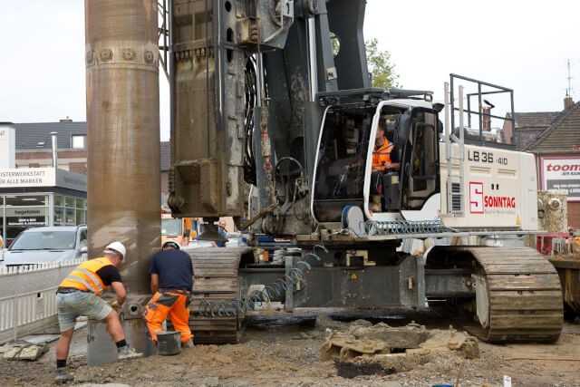 Über mehrere Monate waren Großdrehbohrgeräte (hier Liebherr LB36) parallel im Einsatz, um die bis zu 23,5 m langen Bohrpfähle herzustellen. | Foto: Sonntag Baugesellschaft mbH & Co. KG