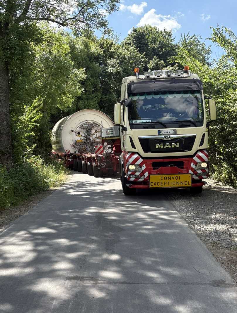 Transport der TBM über eine extra angelegte Baustraße | Foto: Sonntag Baugesellschaft Transport der TBM über eine extra angelegte Baustraße | Foto: Sonntag Baugesellschaft
