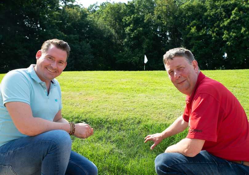 Steffen Roess, Geschäftsführer der IGG, und Headgreenkeeper Berthold Kortenbusch sind vom Ergebnis der Anspritzbegrünung überzeugt. | Foto: Fritz Brüggemann Steffen Roess, Geschäftsführer der IGG, und Headgreenkeeper Berthold Kortenbusch sind vom Ergebnis der Anspritzbegrünung überzeugt. | Foto: Fritz Brüggemann