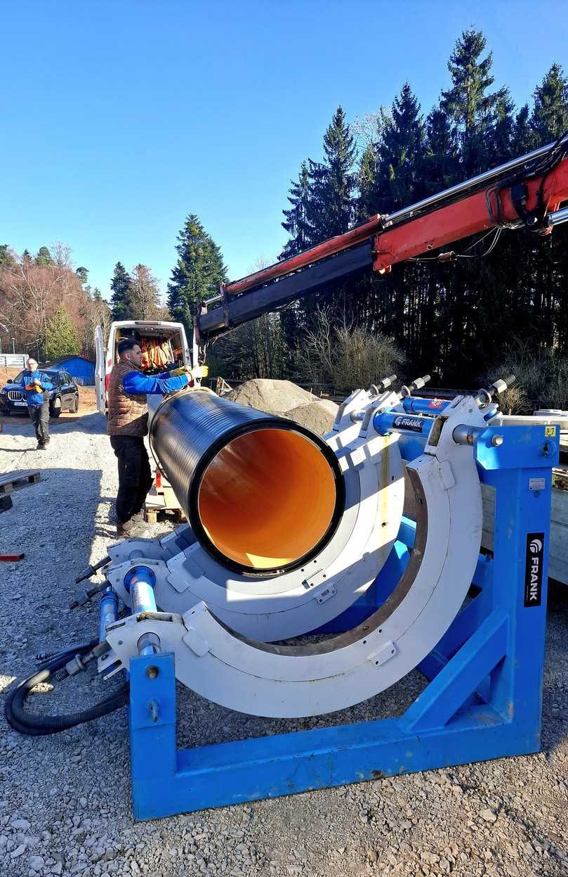 Semidoppelwandiges PKS-Secutec DN 700 PE 100 – eingespannt in Stumpfschweißmaschine mit Spanneinsätze 820 mm | Foto: Frank GmbH