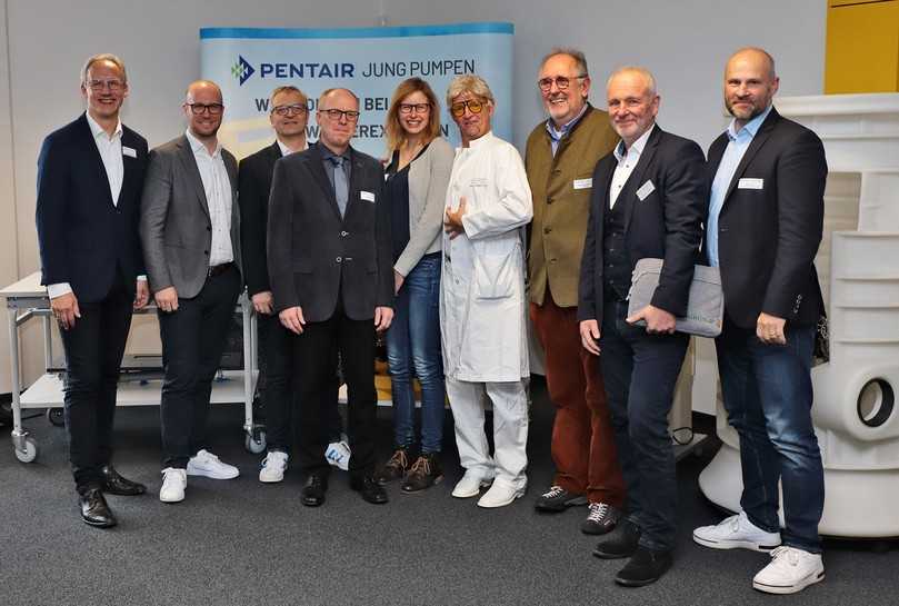 Referenten und Referentin auf dem 13. OWL-Abwassertag: (v.l.) Marco Koch (Leiter Veranstaltungswesen Jung Pumpen), Sebastian Schimmeyer (Business Development Manager, Intessence Solutions), Dipl.-Ing. (FH) Eberhard Dreisewerd (Fränkische Rohrwerke), 
Prof. Dr.-Ing. Helmut Grüning (FH Münster, Fachbereich Energie-Gebäude-Umwelt), Eske Hilbrands M.Sc. (wissenschaftl. Mitarbeiterin FH Münster, Fachbereich Energie-Gebäude-Umwelt), Spezialgast „Prof. Heinz Pöter“ alias Nik Jens Lucht (Artperformance), Prof. Dr.-Ing. Franz-Peter Schmickler (FH Münster, Fachbereich Energie-Gebäude-Umwelt), Carsten Rollfing (Gebietsleitung Optigrün international), Holger Stark (Technischer Leiter Airvalve Flow Control). Es fehlt: Prof. Dr.-Ing. Jens Haubrock (FH Bielefeld, Regenerative Energiesysteme und Elektrotechnik). | Foto: Jung Pumpen