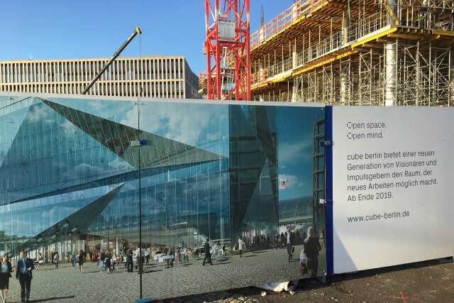 Cube Berlin: Gläserner Würfel auf dem Washingtonplatz Cube Berlin: Gläserner Würfel auf dem Washingtonplatz