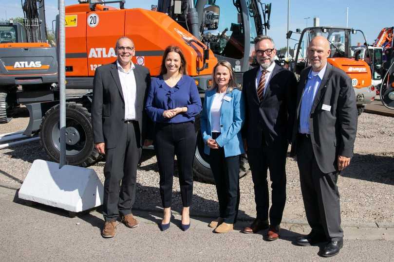 Auf der Nordbau 2026: Dietmar Walberg (Arbeitsgemeinschaft für zeitgemäßes Bauen, von links), Bauministerin Magdalena Finke, Natalja Solohor (Messeleitung), Alexander Blazek (Haus & Grund) und Dirk Iwersen (Nordbau-Geschäftsführer). | Foto: Holstenhallen Neumünster – NordBau – SixConcept