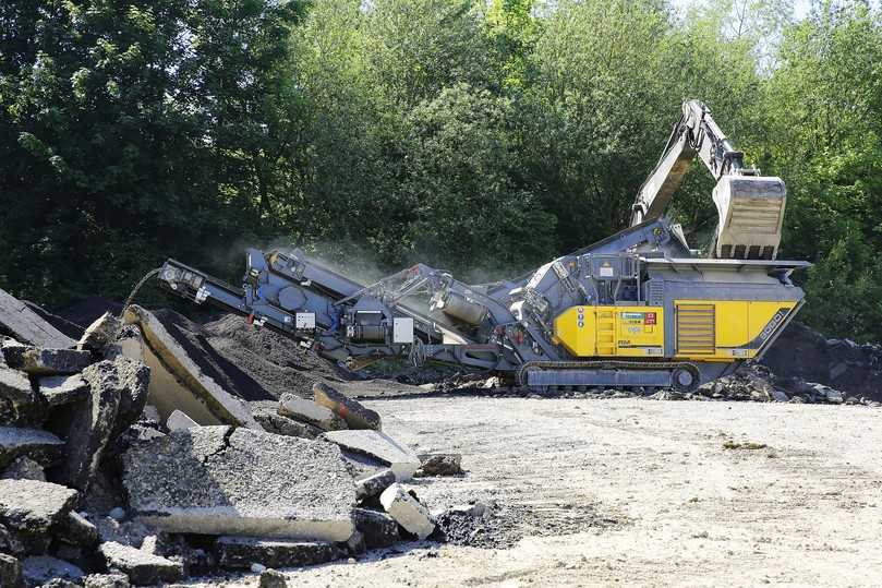 Wichtige Routine am Tagesende: Nur zehn bis 15 Minuten tägliches Ausblasen des Motor- und Brecherraums verhindern teure Stillstände durch festgebackenen klebrigen Asphaltstaub. | Foto: Rubble Master Wichtige Routine am Tagesende: Nur zehn bis 15 Minuten tägliches Ausblasen des Motor- und Brecherraums verhindern teure Stillstände durch festgebackenen klebrigen Asphaltstaub. | Foto: Rubble Master