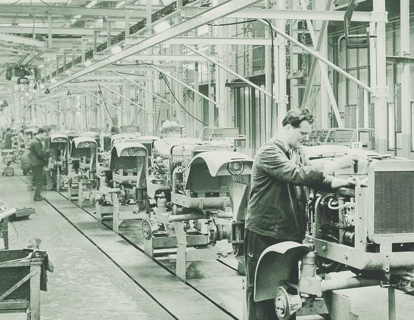 Maschinenmontage im Mannheimer Werk im Jahr 1960. | Foto: John Deere Maschinenmontage im Mannheimer Werk im Jahr 1960. | Foto: John Deere