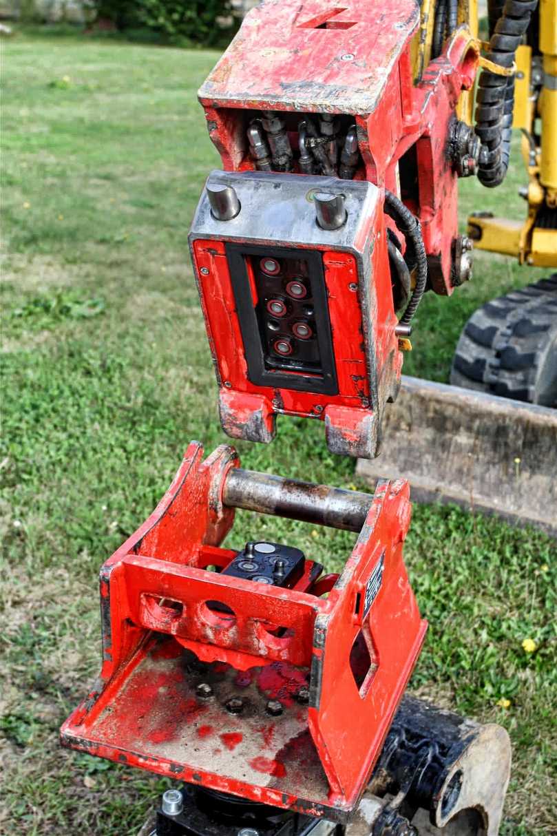 Powertilt Rototilt-Schwenkmotor mit HS03V und Blick auf die Kurzhubventile: Lehnhoff hat die Hydraulikschläuche- und Anschlüsse geschützt verbaut. | Foto: Lehnhoff Hartstahl GmbH Powertilt Rototilt-Schwenkmotor mit HS03V und Blick auf die Kurzhubventile: Lehnhoff hat die Hydraulikschläuche- und Anschlüsse geschützt verbaut. | Foto: Lehnhoff Hartstahl GmbH