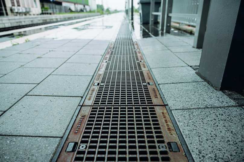 Rinnen aus recyceltem Kunststoff – Drainfix Clean RNC mit GUGI-Guss-Gitterrosten | Foto: Hauraton Rinnen aus recyceltem Kunststoff – Drainfix Clean RNC mit GUGI-Guss-Gitterrosten | Foto: Hauraton