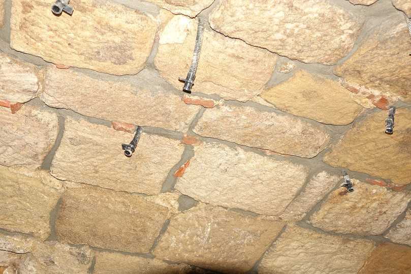 Die neuen Fugen dienen als Widerlager für die Mikroinjektion. Mit dieser werden Hohlräume im Mauerwerk aufgefüllt und der Geiselbachkanal statisch ertüchtigt. | Foto: Güteschutz Kanalbau Die neuen Fugen dienen als Widerlager für die Mikroinjektion. Mit dieser werden Hohlräume im Mauerwerk aufgefüllt und der Geiselbachkanal statisch ertüchtigt. | Foto: Güteschutz Kanalbau