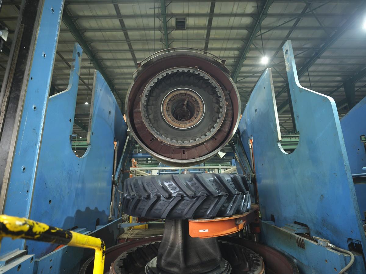 Frisch gebackener Reifen: Durch Hitze und Druck wurde das Profil in das Gummi gebacken. | Foto: BKT