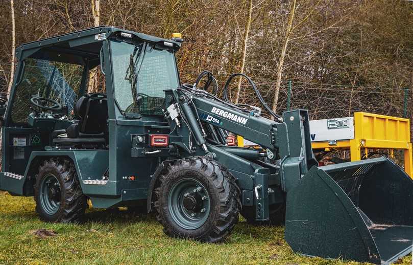 Der 804e Multilader kann als Teleskoplader bis 4 m Höhe oder als Transportfahrzeug bis 3,5 t Nutzlast eingesetzt werden. | Foto: Bergmann
