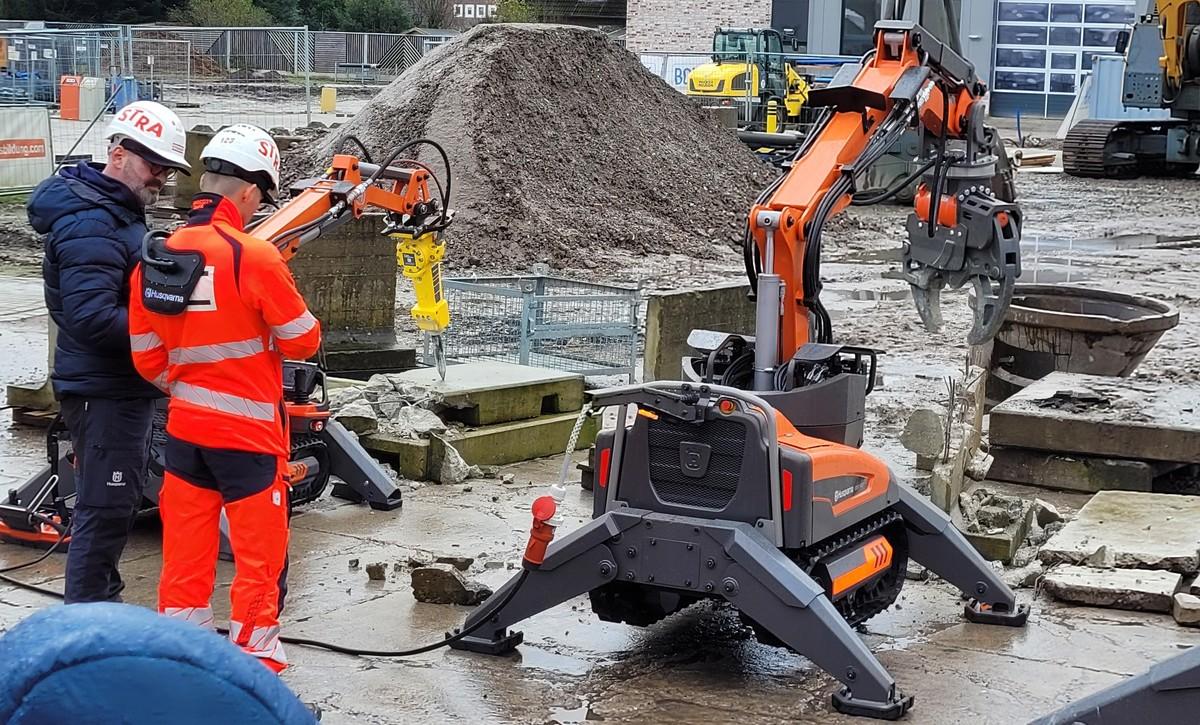 Unter Anleitung von Raoul Lambertz durften die Besucher auch den DXR 145 selbst testen. | Foto: B_I/bb Unter Anleitung von Raoul Lambertz durften die Besucher auch den DXR 145 selbst testen. | Foto: B_I/bb