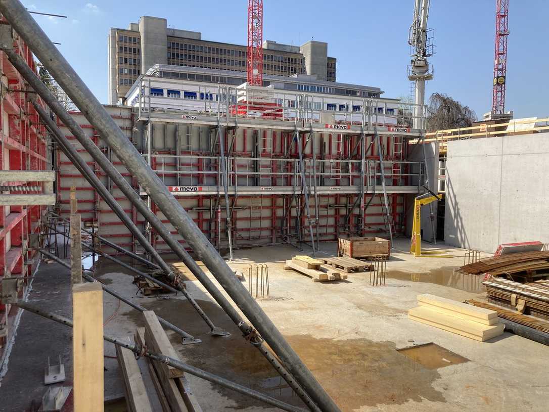 Sichtbeton: Alkus-Schalhaut überzeugt bei Klinikbau Sichtbeton: Alkus-Schalhaut überzeugt bei Klinikbau