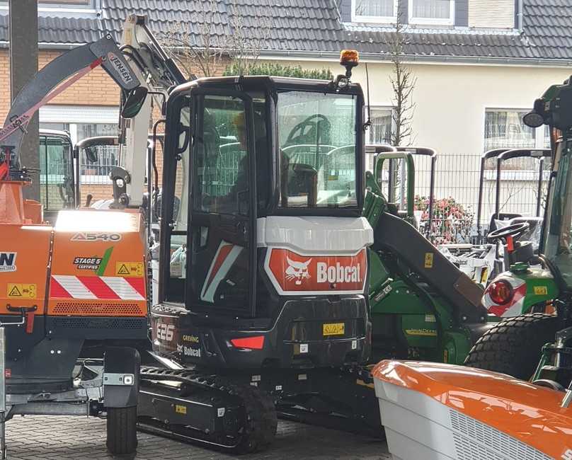 Der Minibagger von Bobcat lässt sich ohne große Probleme auf die freie Fläche manövrieren. | Foto: BH Der Minibagger von Bobcat lässt sich ohne große Probleme auf die freie Fläche manövrieren. | Foto: BH