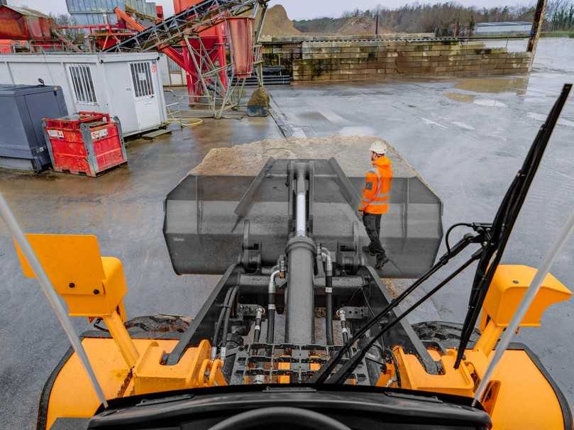 Hyundais "durchsichtige Schaufel": Kameras erzeugen auf dem Monitor in der Kabine ein Bild, so dass der Fahrer sehen kann, ob sich vor der Schaufel Personen oder Hindernisse befinden. | Foto: HCE Hyundais "durchsichtige Schaufel": Kameras erzeugen auf dem Monitor in der Kabine ein Bild, so dass der Fahrer sehen kann, ob sich vor der Schaufel Personen oder Hindernisse befinden. | Foto: HCE