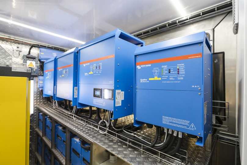 Invertertechnologie zur Spannungswandlung: 3-phasiger Wechselrichter mit 45 kVA-Leistung sowie 1-phasiger Inverter mit 8 kVA | Foto: Prokasro