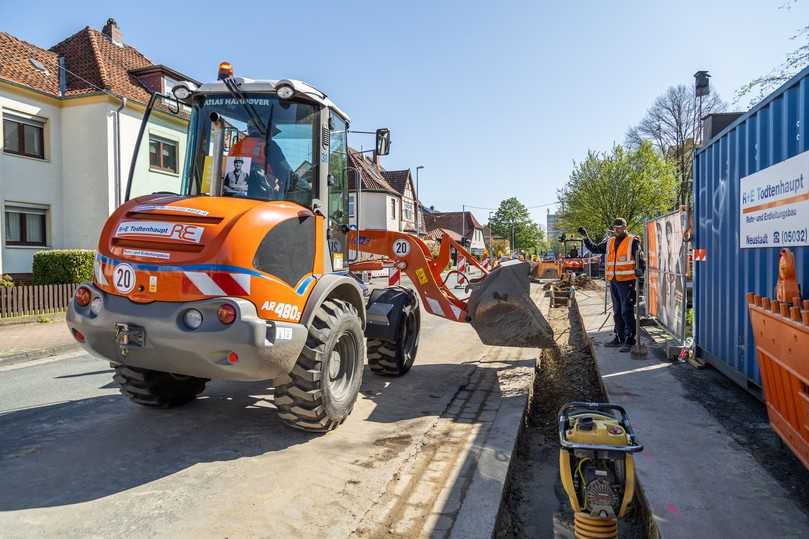 Der rund sechs Tonnen schwere Schwenkradlader  kann Material gezielt links oder rechts neben der Maschine abgelegen, ohne dass ständig neu angesetzt oder umgesetzt werden muss. | Foto: Atlas Weyhausen