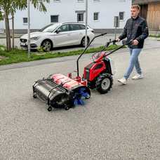 Elektro-Trägerfahrzeug mit mehr als 25 Anbaugeräten