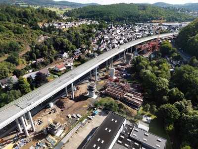 Komplexer Brückenbau bei laufendem Verkehr