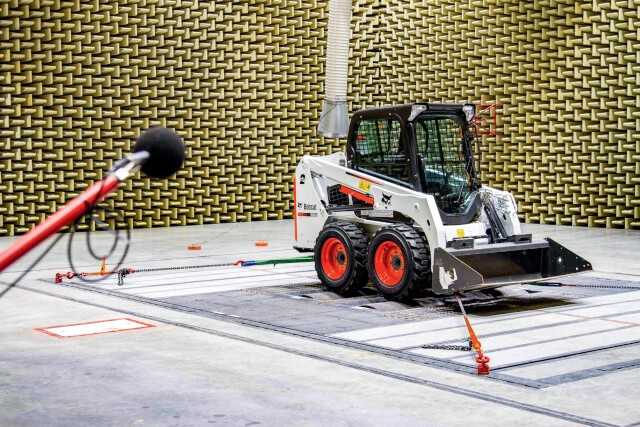 Das neue Innovationszentrum hat mehrere Stationen für das Testen von Prototypen. Auf dem Bild ist die großzügige Akustikkammer zu sehen, die unabhängig vom Wetter und von örtlichen Gegebenheiten die Messung von Geräuschemissionen ermöglicht. | Foto: Bobcat