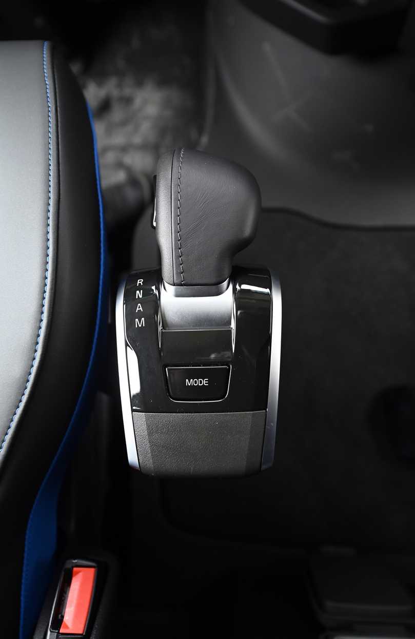 Über den Wahlhebel des I-Shift-Getriebes werden auch die drei Fahrmodi Standard, Range und Performance angesteuert. | Foto: QUATEX Über den Wahlhebel des I-Shift-Getriebes werden auch die drei Fahrmodi Standard, Range und Performance angesteuert. | Foto: QUATEX