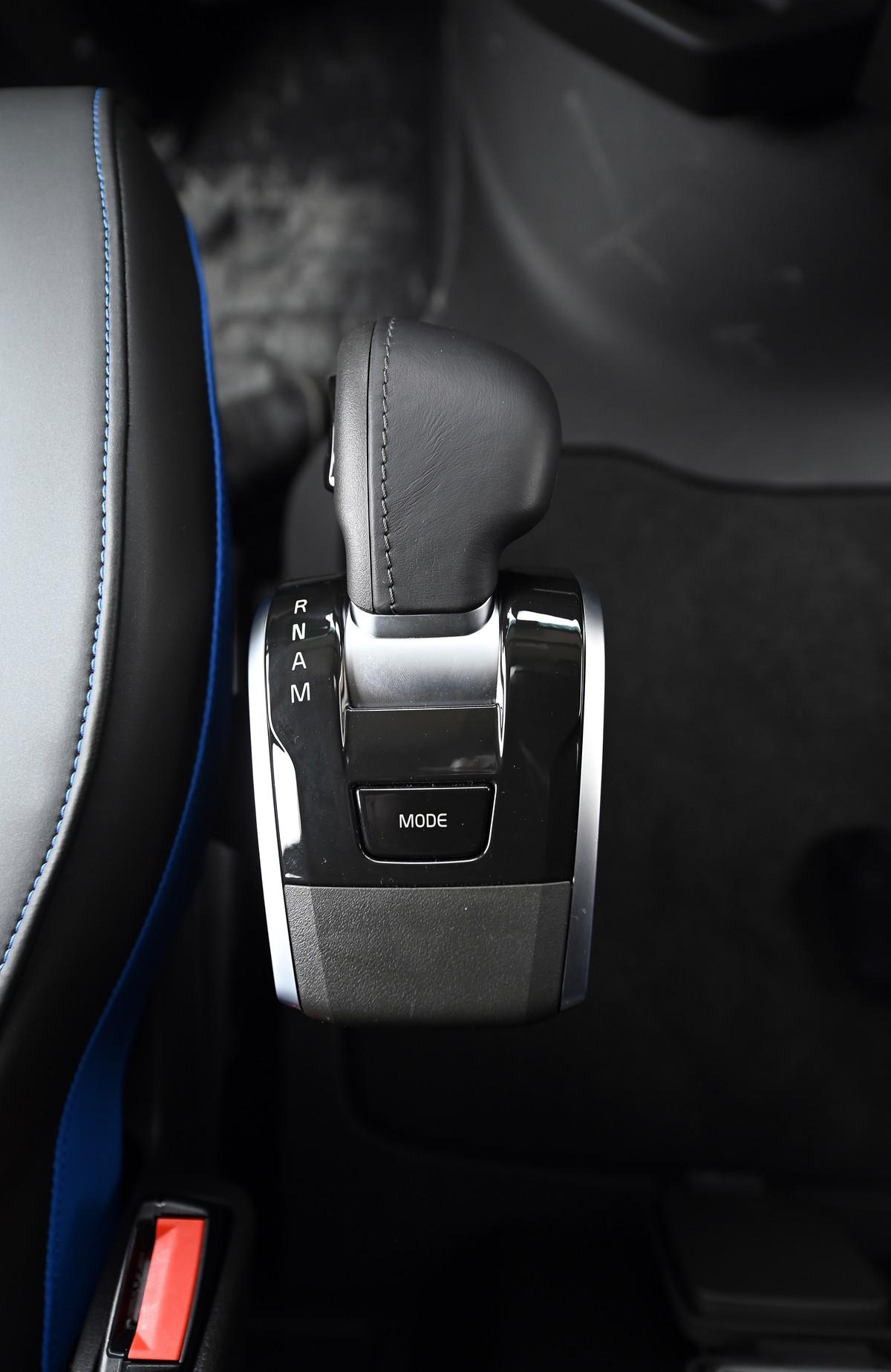 Über den Wahlhebel des I-Shift-Getriebes werden auch die drei Fahrmodi Standard, Range und Performance angesteuert. | Foto: QUATEX Über den Wahlhebel des I-Shift-Getriebes werden auch die drei Fahrmodi Standard, Range und Performance angesteuert. | Foto: QUATEX