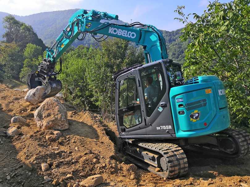 Mit dem SK75SR-7 Side Drain präsentiert Kobelco auf der GaLaBau einen Offset-Bagger. | Foto: Kobelco