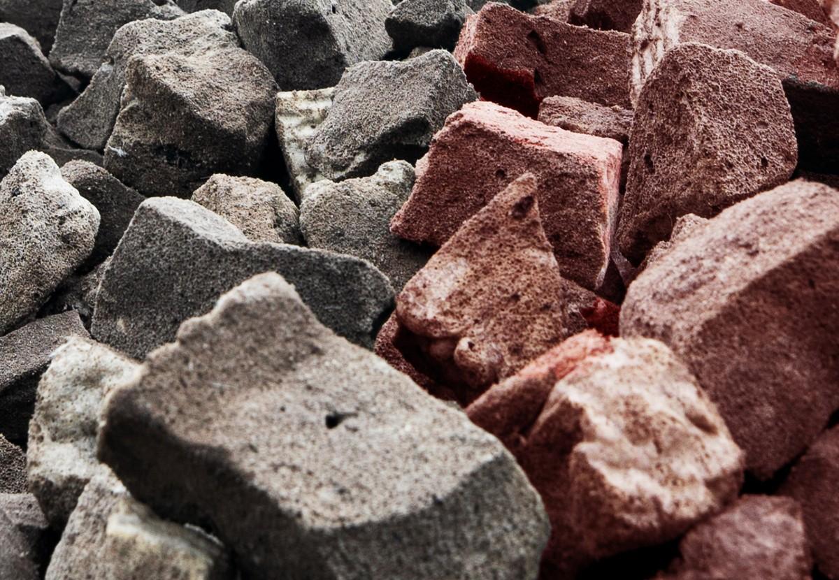 Sowohl der graue Schaumglasschotter als auch der rote Blähglasschotter überzeugen durch ihr geringes Eigengewicht. | Foto: Veriso