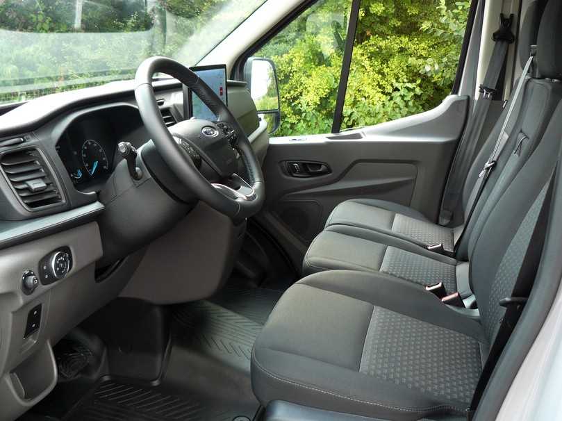 E-Transit Cockpit: Das Interieur ist bekannt – und lässt von der Qualität der Sitze bis zu den Ablagen wenig Wünsche offen. | Foto: Randolf Unruh E-Transit Cockpit: Das Interieur ist bekannt – und lässt von der Qualität der Sitze bis zu den Ablagen wenig Wünsche offen. | Foto: Randolf Unruh
