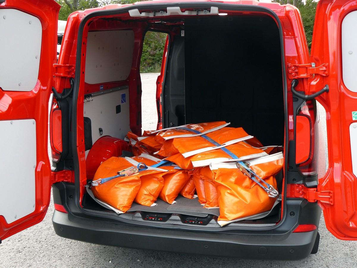 Üppiger Laderaum: Linkerhand passt anstelle von Ballastsäcken auch Langmaterial hinein. | Foto: Randolf Unruh