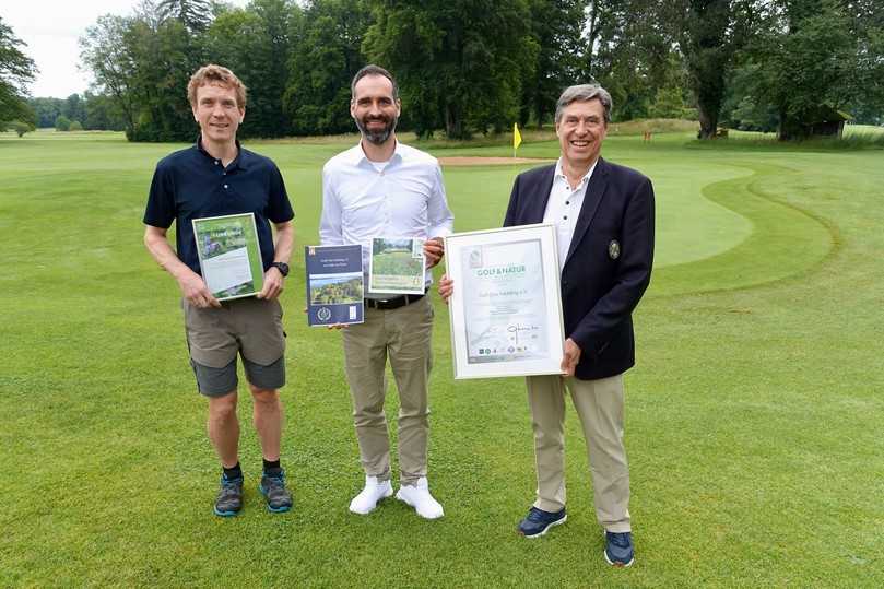 GCF-Präsident Nikolaus von Koblinski (von rechts), Geschäftsführer Florian Kohlhuber und Head--Greenkeeper Florian Eska sind ein erfolgreiches Team in Sachen Golf und Natur. | Foto: bs GCF-Präsident Nikolaus von Koblinski (von rechts), Geschäftsführer Florian Kohlhuber und Head--Greenkeeper Florian Eska sind ein erfolgreiches Team in Sachen Golf und Natur. | Foto: bs