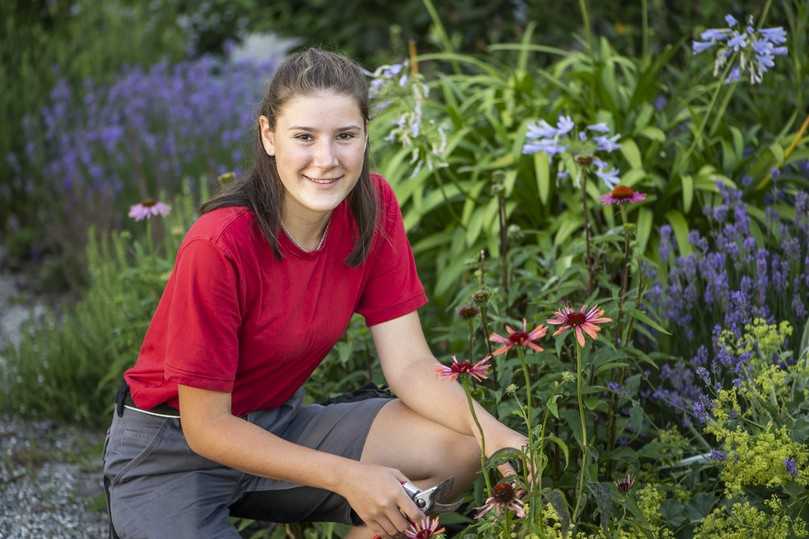 Jana Roßknecht war Auszubildende im Gartenforum und wurde als Landschaftsgärtnerin übernommen: Vom GaLaBau-Betrieb wurde sie für ehrenamtliche Zwecke freigestellt, damit sie ein Jugendlager der Pfarrei begleiten kann. | Foto: Ulrike Sommer Jana Roßknecht war Auszubildende im Gartenforum und wurde als Landschaftsgärtnerin übernommen: Vom GaLaBau-Betrieb wurde sie für ehrenamtliche Zwecke freigestellt, damit sie ein Jugendlager der Pfarrei begleiten kann. | Foto: Ulrike Sommer