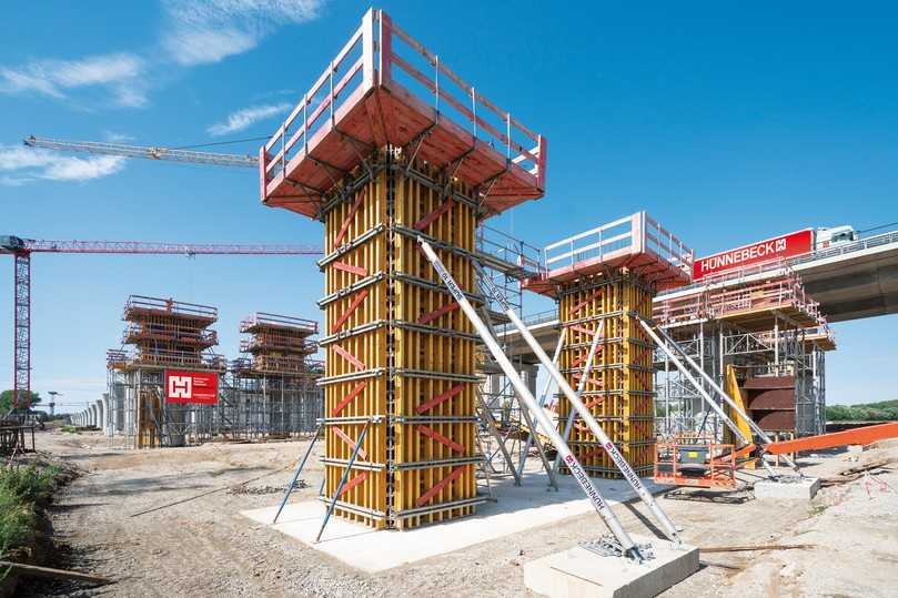 Als erstes wird der Pfeilerschaft betoniert (im Bild vorn), dann wird ein Traggerüst errichtet, das die Pfeilerkopfschalung trägt (hinten links). | Foto: Hünnebeck Als erstes wird der Pfeilerschaft betoniert (im Bild vorn), dann wird ein Traggerüst errichtet, das die Pfeilerkopfschalung trägt (hinten links). | Foto: Hünnebeck