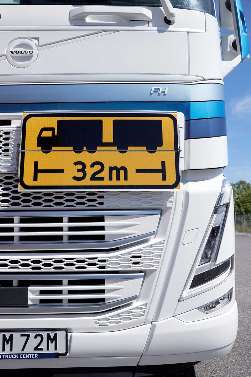 Das gelbe Schild mit der Längenangabe am Kühlergrill des Volvo FH Electric lässt keine Zweifel über den Schwerverkehr-Einsatz aufkommen. | Foto: Volvo Trucks Das gelbe Schild mit der Längenangabe am Kühlergrill des Volvo FH Electric lässt keine Zweifel über den Schwerverkehr-Einsatz aufkommen. | Foto: Volvo Trucks