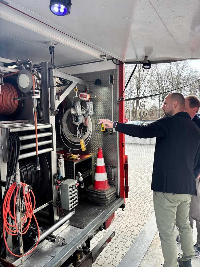 Einblick in die Technik: David Block erläutert Henri Schmidt die Ausstattung und Funktionsweise eines Spezialfahrzeugs zur Kanalinspektion und -sanierung. | Foto: Canal-Control