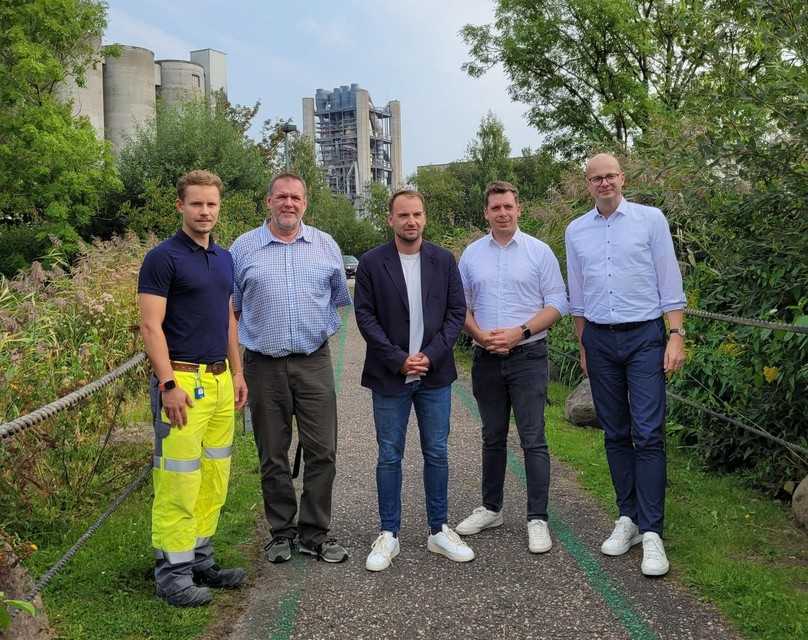 Beim Fachpresse-Event im Vorfeld der Nordbau (v.l.): Produktionsleiter Markus Berndt, Werksleiter Torsten Krohn, Sven Weidner, Head of CCUS Holcim Deutschland, Joschka Knuth, Staatssekretär im Umweltministerium SH, und bbs-Hauptgeschäftsführer Dr. Matthias Frederichs | Foto: bb Beim Fachpresse-Event im Vorfeld der Nordbau (v.l.): Produktionsleiter Markus Berndt, Werksleiter Torsten Krohn, Sven Weidner, Head of CCUS Holcim Deutschland, Joschka Knuth, Staatssekretär im Umweltministerium SH, und bbs-Hauptgeschäftsführer Dr. Matthias Frederichs | Foto: bb