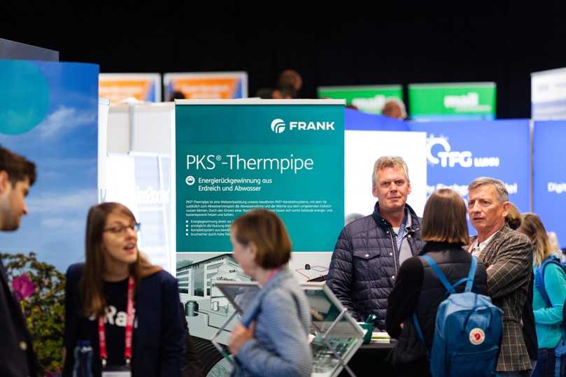 Bei der Begleitausstellung können Besucher sich außerhalb der Vorträge austauschen. | Foto: Maris Bei der Begleitausstellung können Besucher sich außerhalb der Vorträge austauschen. | Foto: Maris