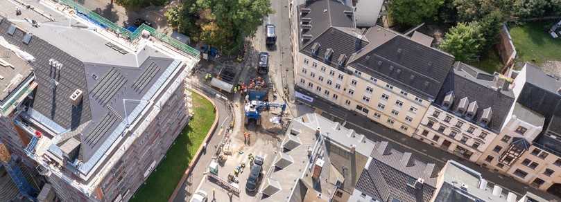 In Reichenbach war in einer stark befahrenen Kreuzung ein rund sieben Meter tiefer, rechteckiger Klinkerschacht teilweise eingestürzt. Die Schachtsanierung erfolgte mit dem Rehau Schacht-in-Schacht-Verfahren. | Foto: Rehau Industries