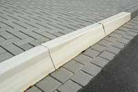 Neuer Bordstein für barrierefreie Bushaltestellen