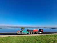 Tüchtig Asphalt am schrägen Deich