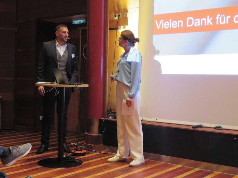 „Wirtschaftlichkeit bedeutet nicht der niedrigste Preis“, betonte Patrick Kerkemeier. Rechts: Moderatorin Dr. Susanne Leddig-Bahls. | Foto: B_I/Valdix