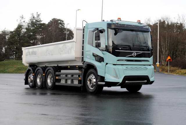 Elektrisch angetriebene Schwer-Lkw werden zurzeit im Praxiseinsatz für den Regionalverkehr und den Bau getestet – hier der FMX Electric als Abrollkipper.