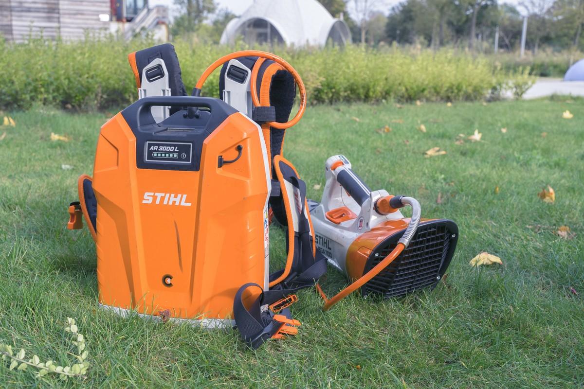 Für längere und anspruchsvollere Einsätze empfiehlt sich der rückentragbare Akku Stihl AR 3000 L mit Tragsystem. | Foto: Stihl